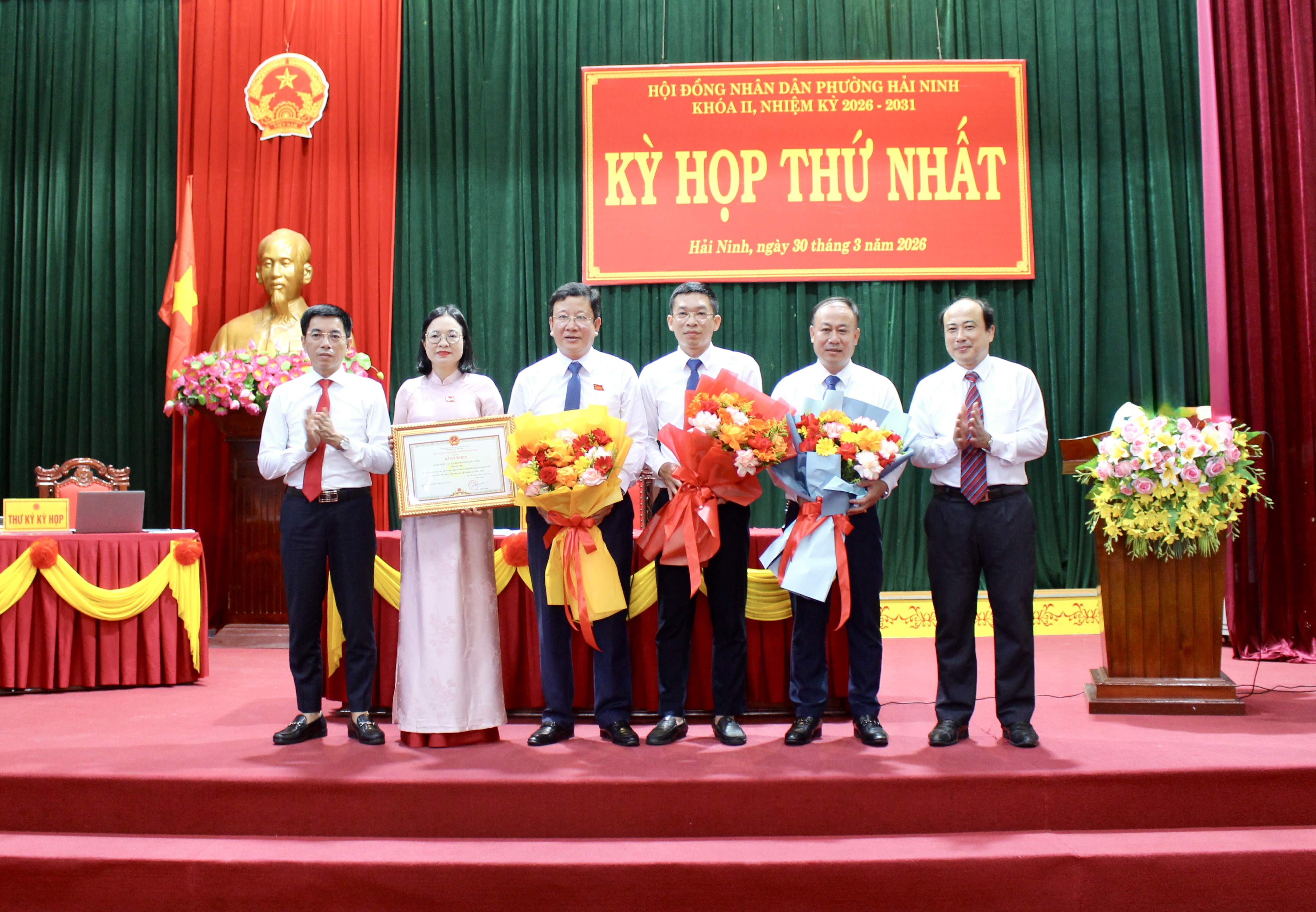 Chủ tịch UBND tỉnh tặng Bằng khen cho tập thể và cá nhân phường Hải Ninh vì thành tích xuất sắc trong công tác bầu cử