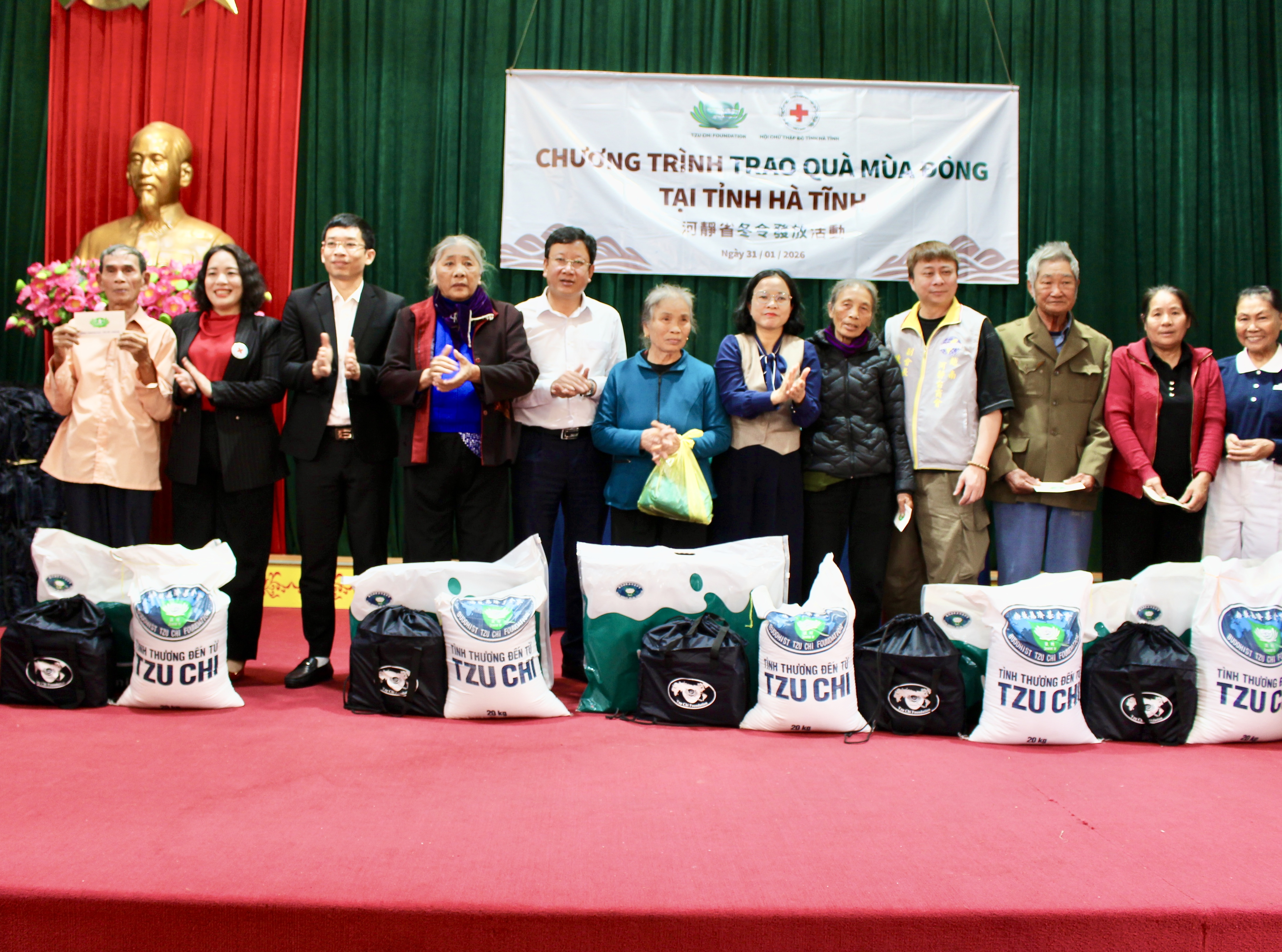 250 suất quà đến với người dân có hoàn cảnh khó khăn tại phường Hải Ninh