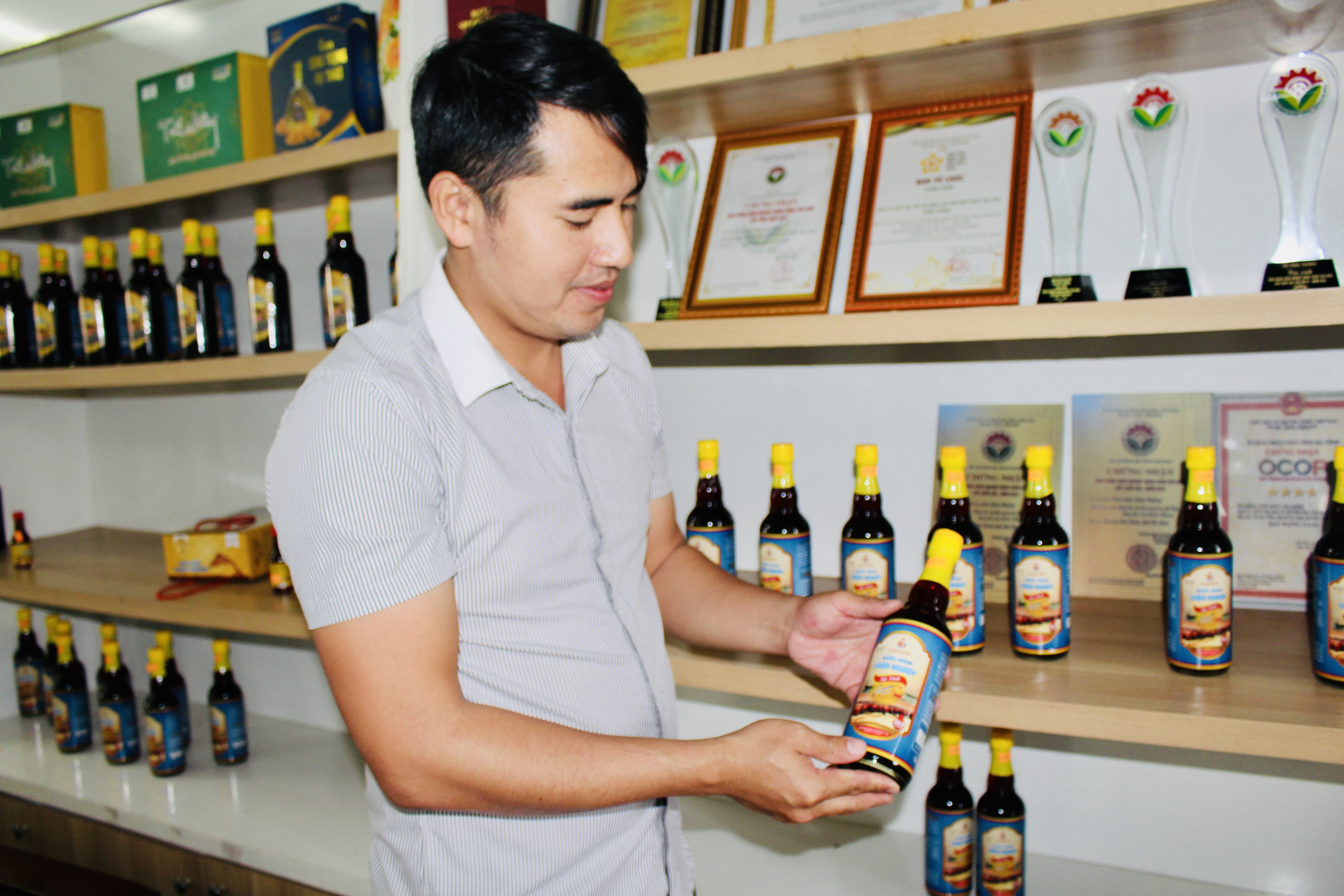 HTX Chế biến thủy hải sản Luận Nghiệp chuẩn bị các sản phẩm nước mắm OCOP phục vụ tết Nguyên đán Bính Ngọ 2026. 