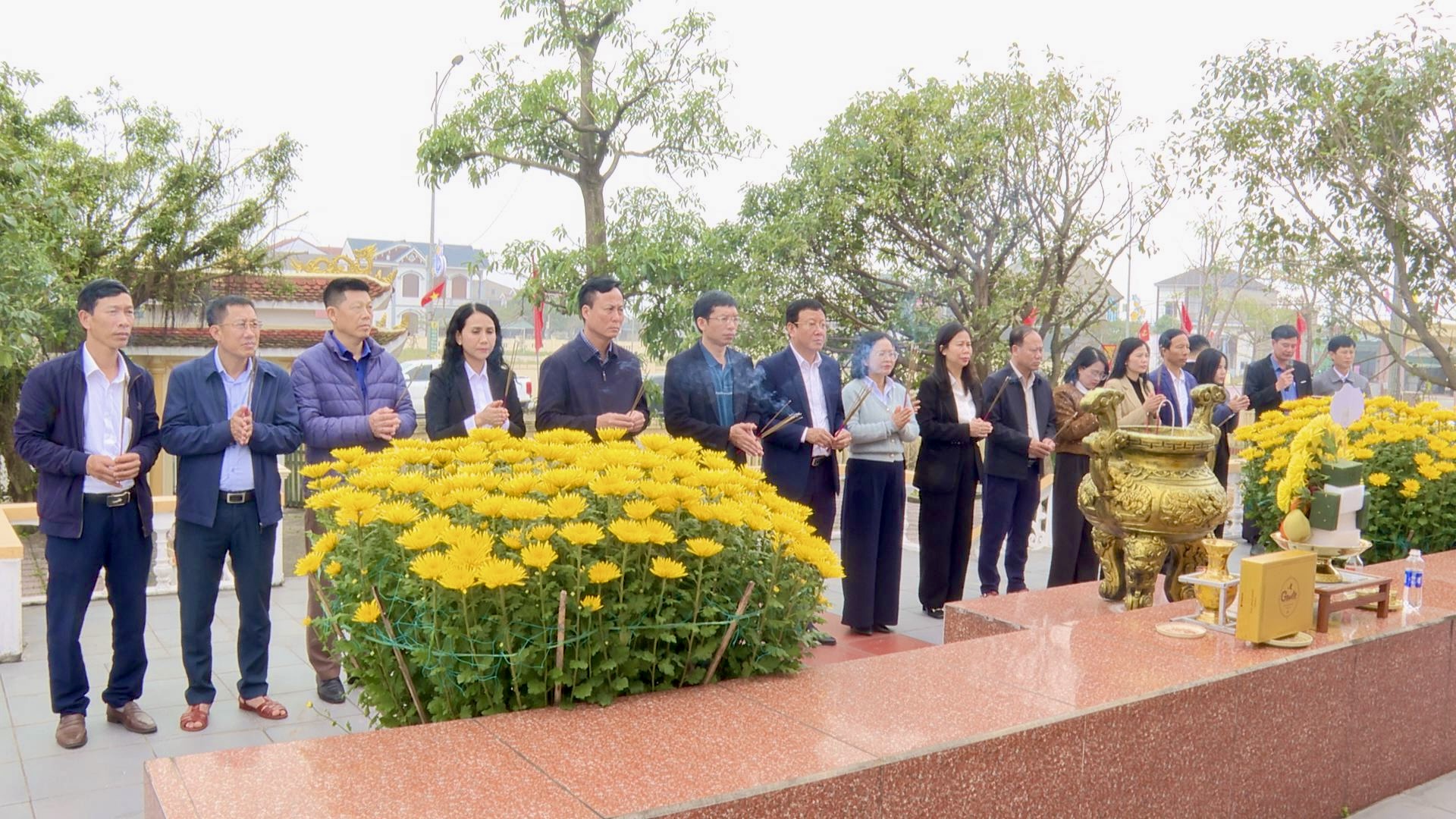 Thường trực Đảng ủy- HĐND- UBND- UBMTTQ phường Hải Ninh đã tổ chức trang trọng Lễ dâng hương tại các đài tưởng niệm, di tích lịch sử văn hóa trên địa  bàn. 