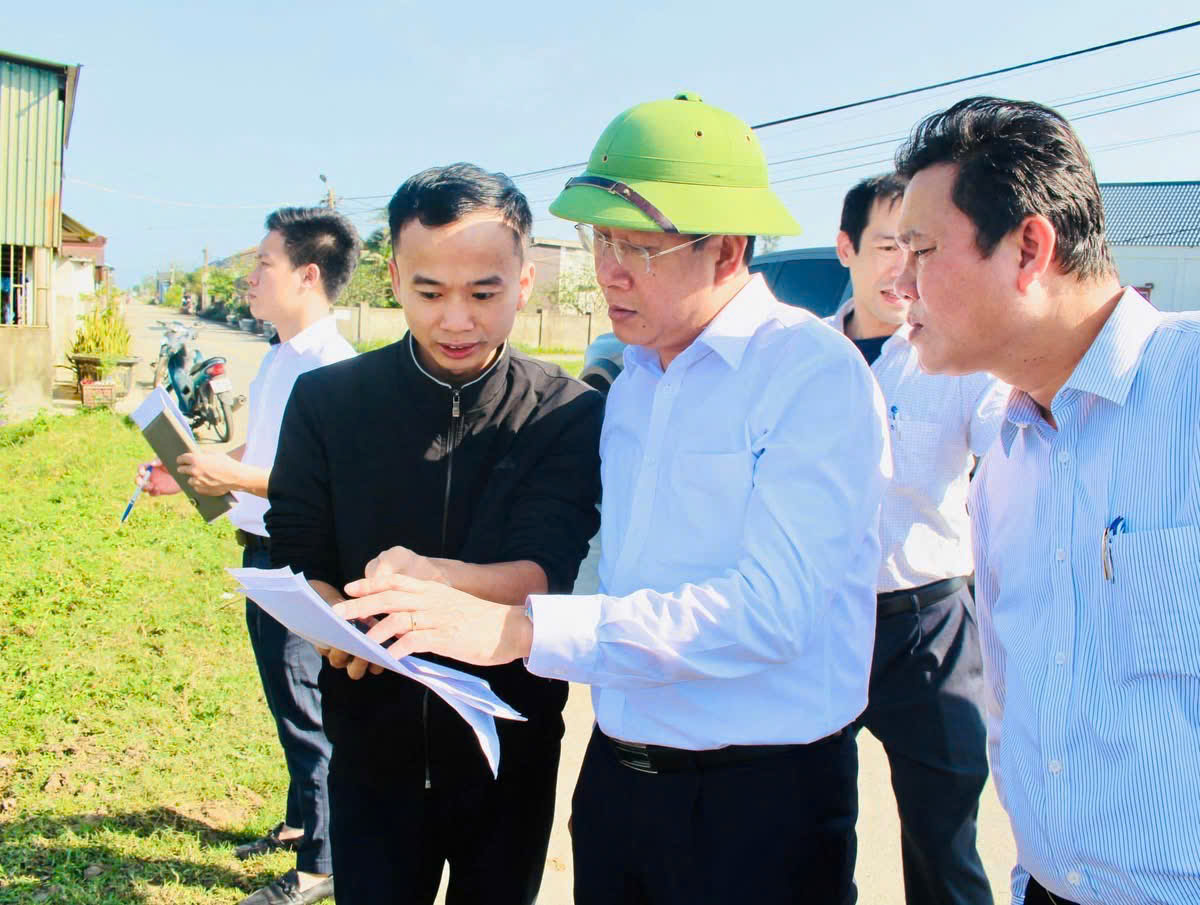 Đồng chí Nguyễn Huy Trọng - Bí thư Đảng uỷ, Chủ tịch HĐND phường kiểm tra thực tế một số công trình, dự án trên địa bàn