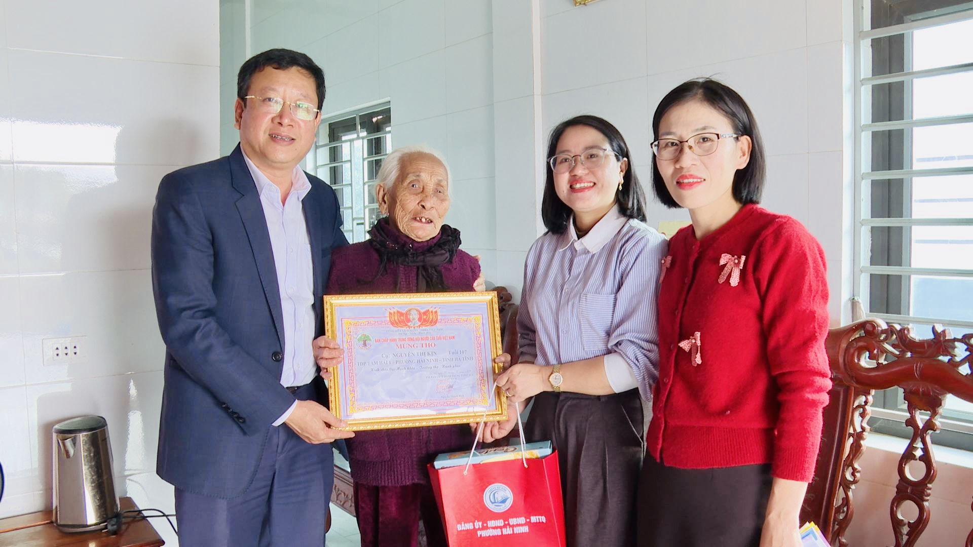 Các đồng chí lãnh đạo phường Hải Ninh chúc tết các gia đình chính sách, người có hoàn cảnh khó khăn nhân dịp tết nguyên đán Bính Ngọ 2026