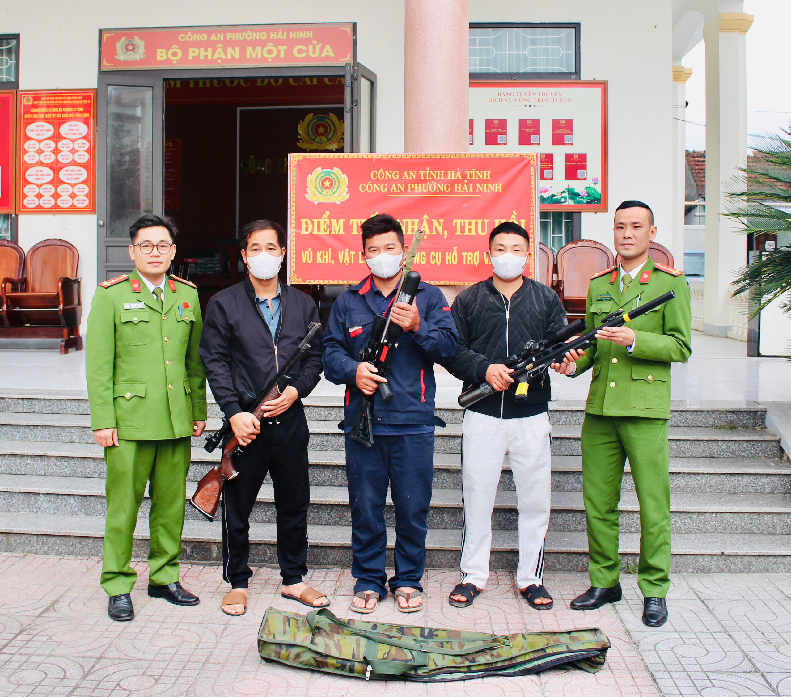 Công an phường Hải Ninh tích cực thu hồi vũ khí, vật liệu nổ, công cụ hỗ trợ và pháo.