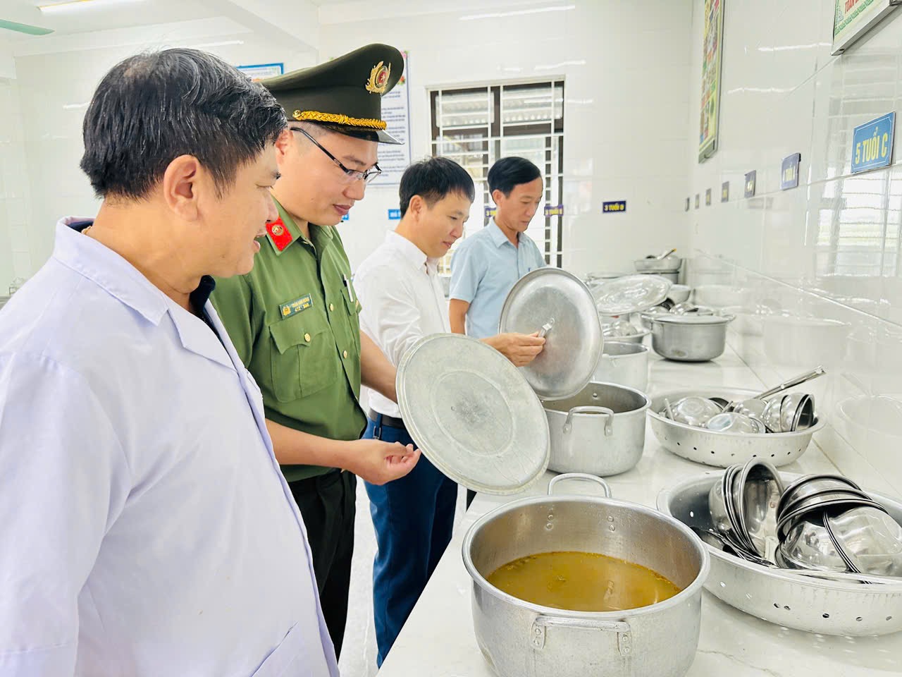 Phường Hải Ninh kiểm tra an toàn thực phẩm tại các bếp ăn bán trú trường học. 