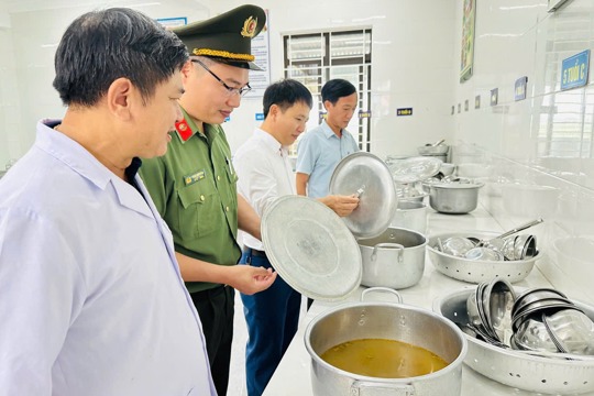 Phường Hải Ninh kiểm tra an toàn thực phẩm tại các bếp ăn bán trú trường học. 