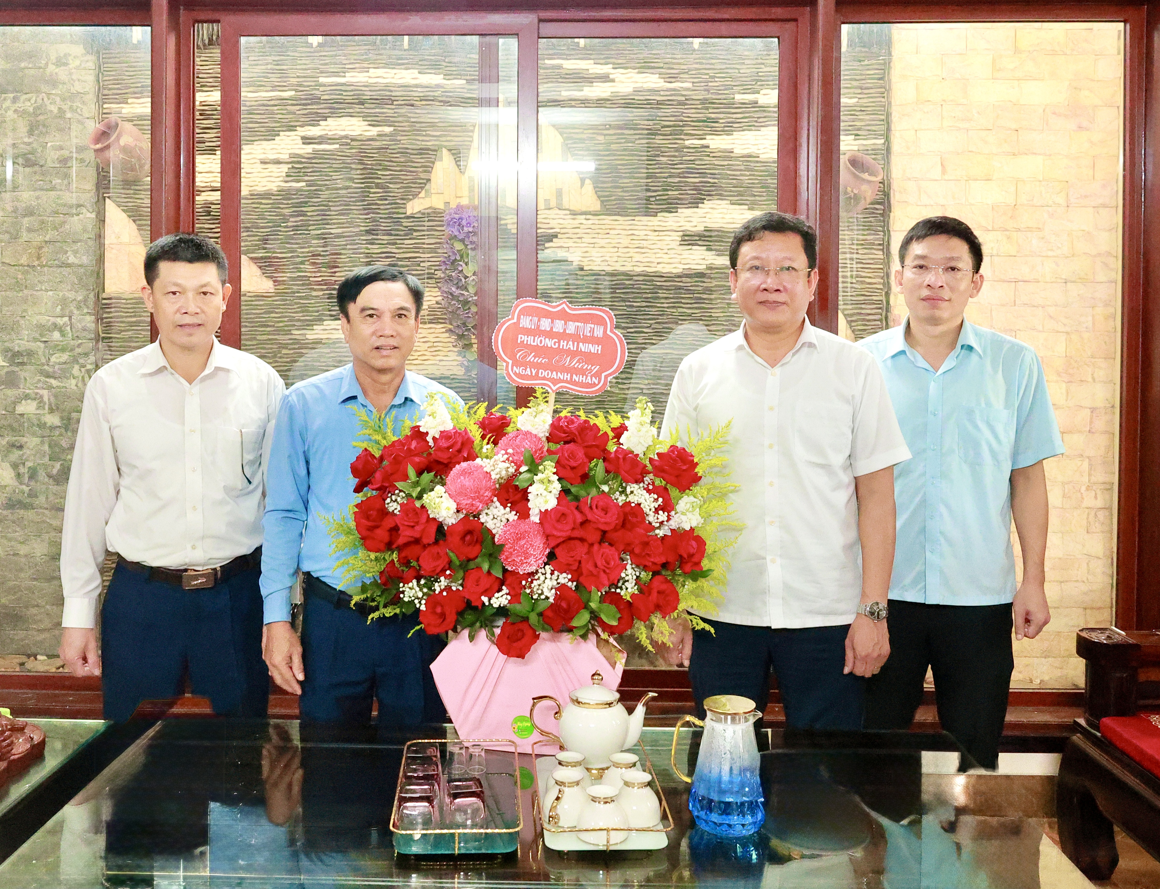 Các đồng chí lãnh đạo phường Hải Ninh thăm, tặng hoa chúc mừng các DN- HTX nhân ngày doanh nhân Việt Nam 13/10.