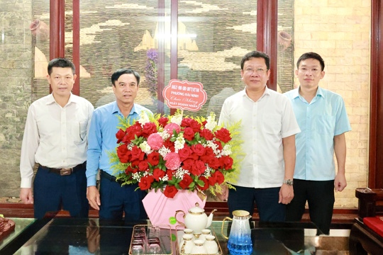 Các đồng chí lãnh đạo phường Hải Ninh thăm, tặng hoa chúc mừng các DN- HTX nhân ngày doanh nhân Việt Nam 13/10.