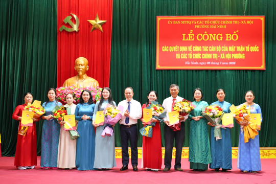  UB MTTQ Việt Nam phường Hải Ninh công bố các Quyết định về công tác cán bộ của Mặt trận Tổ quốc và các tổ chức chính trị - xã hội sau sắp xếp tổ dân phố