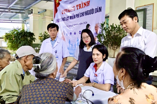 Đông đảo người dân tham gia khám sàng lọc sức khoẻ miễn phí tại trạm y tế phường Hải Ninh