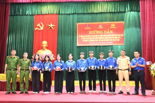 Phường Hải Ninh: Tuyên truyền pháp luật, hướng dẫn kỹ năng lái xe an toàn cho đoàn viên thanh niên và người dân.