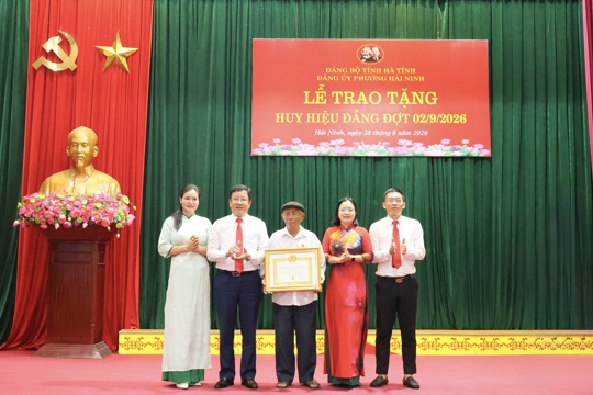 Đảng ủy phường Hải Ninh trao tặng Huy hiệu Đảng đợt 2/9/2026 