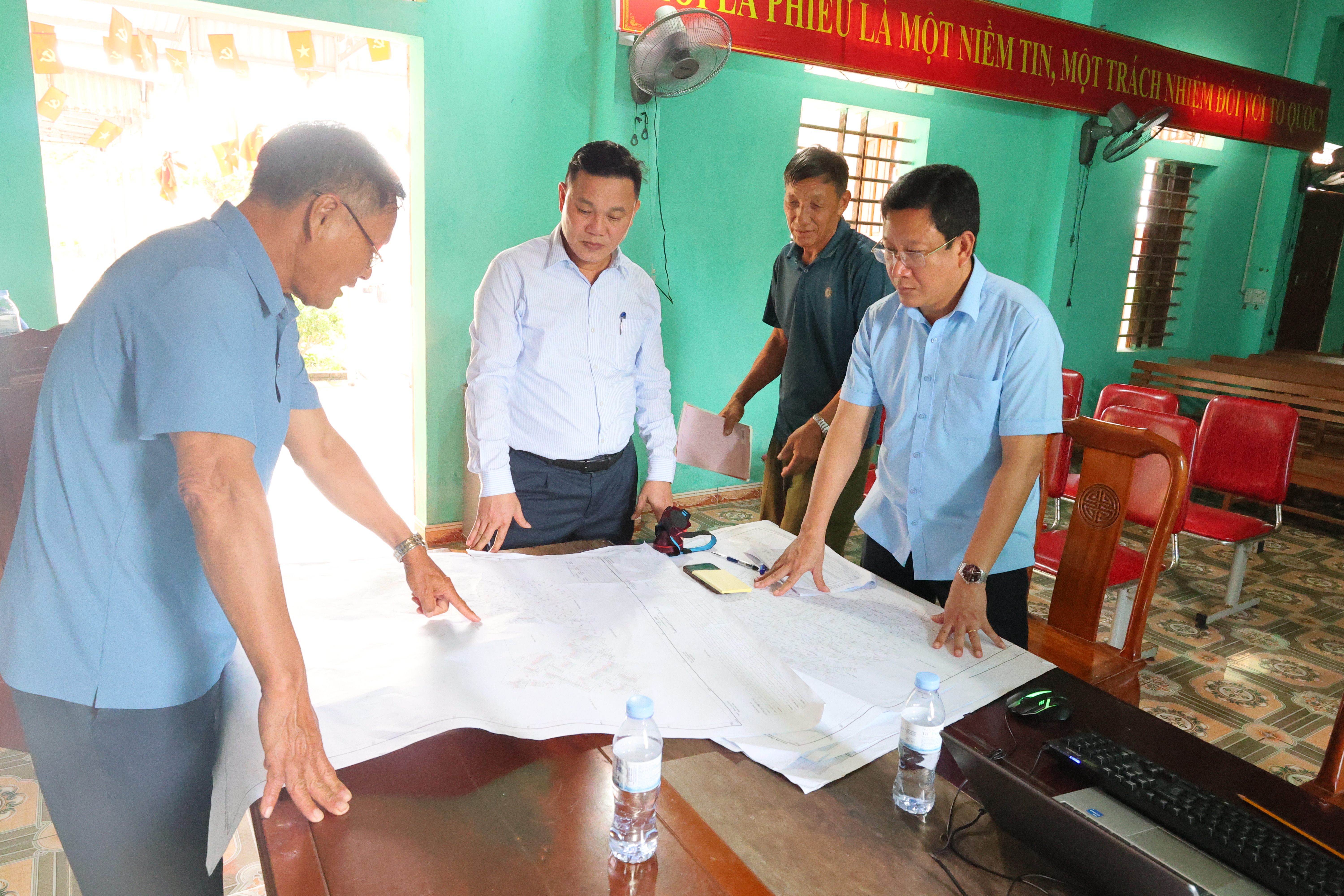 Bí thư Đảng ủy Nguyễn Huy Trọng kiểm tra, động viên các TDP gấp rút đẩy nhanh tiến độ làm giàu làm sạch dữ liệu đất đai