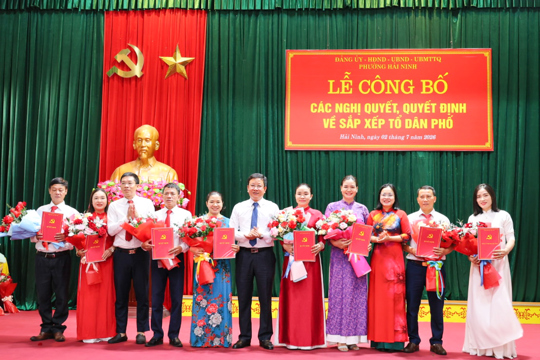 Phường Hải Ninh tổ chức Lễ công bố các Nghị quyết, quyết định về sắp xếp tổ dân phố trên địa bàn.