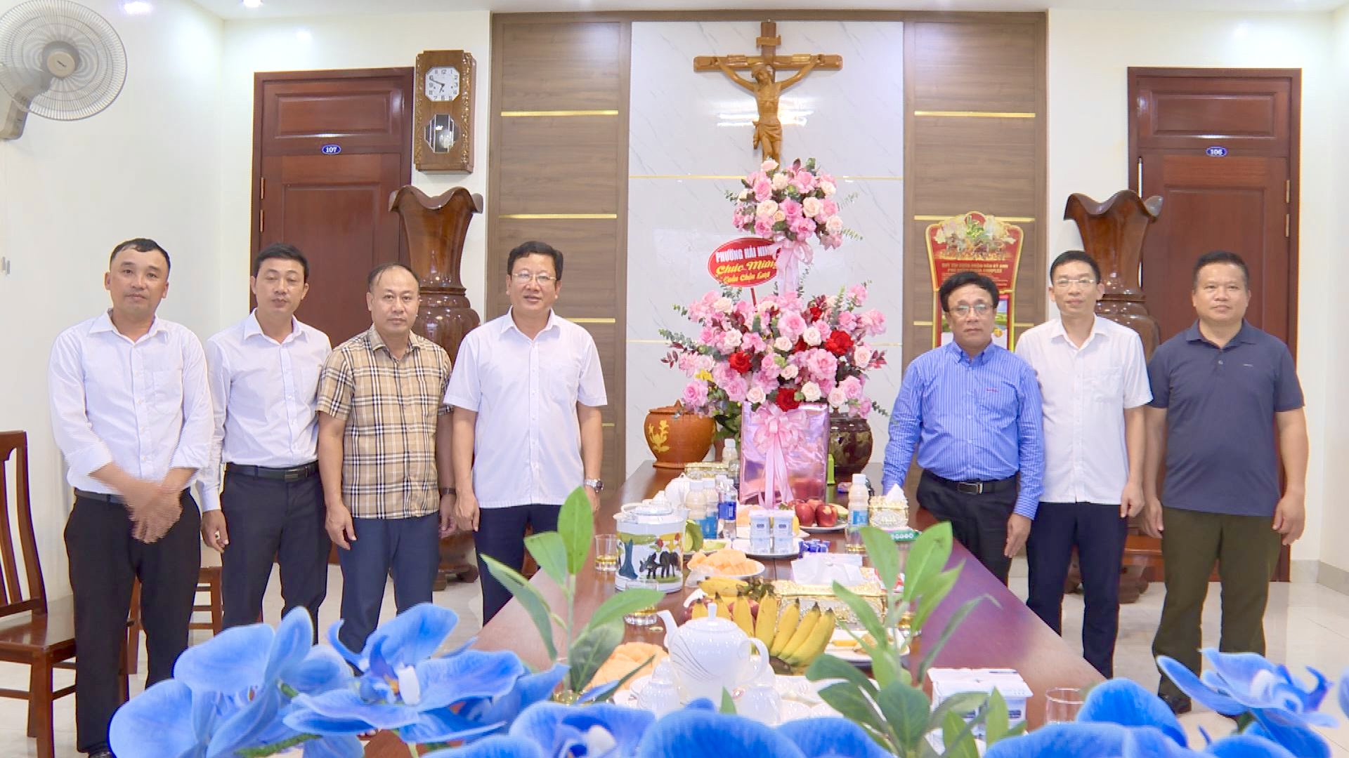 Lãnh đạo phường Hải Ninh thăm, chúc mừng Giáo xứ Đồng Hoà nhân dịp Tuần Chầu lượt
