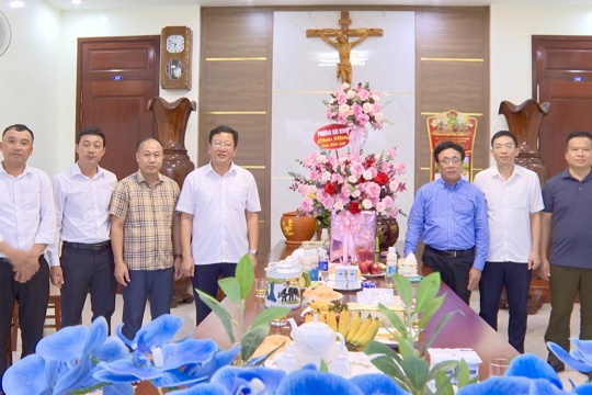 Lãnh đạo phường Hải Ninh thăm, chúc mừng Giáo xứ Đồng Hoà nhân dịp Tuần Chầu lượt
