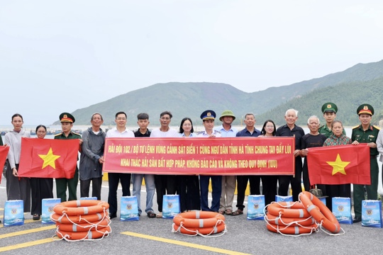 Chương trình "Cảnh sát biển đồng hành với ngư dân": Trao 30 suất quà cho ngư dân có hoàn cảnh khó khăn.
