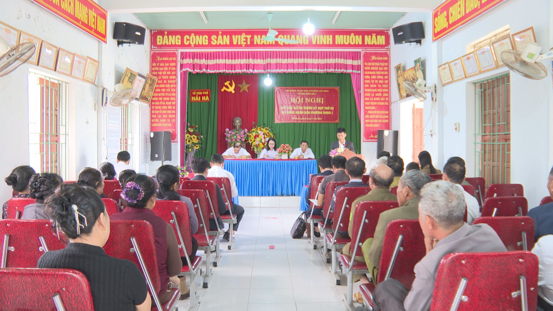 Đồng chí Nguyễn Huy Trọng - Bí thư Đảng uỷ, Chủ tịch HĐND phường dự hội nghị tiếp xúc cử tri trước Kỳ họp thứ 3 HĐND phường khoá I 