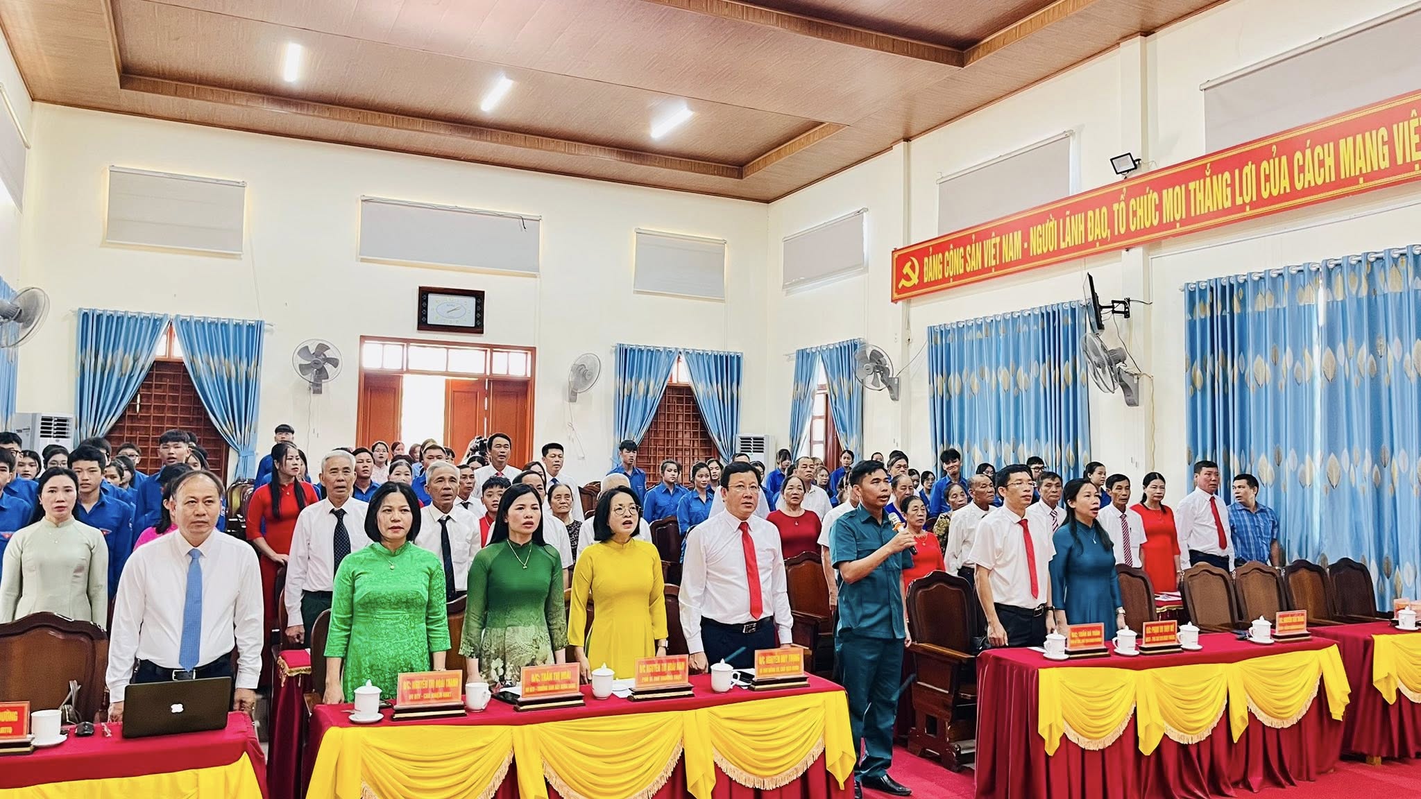 TRANG NGHIÊM LỄ TRAO TẶNG HUY HIỆU ĐẢNG ĐỢT 02/9 TẠI PHƯỜNG HẢI NINH